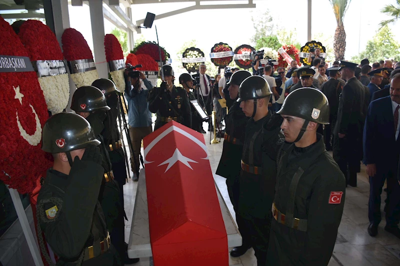 Şehit Pilot Albay Yıldız son yolculuğuna uğurlandı; kızı künyesini taktı