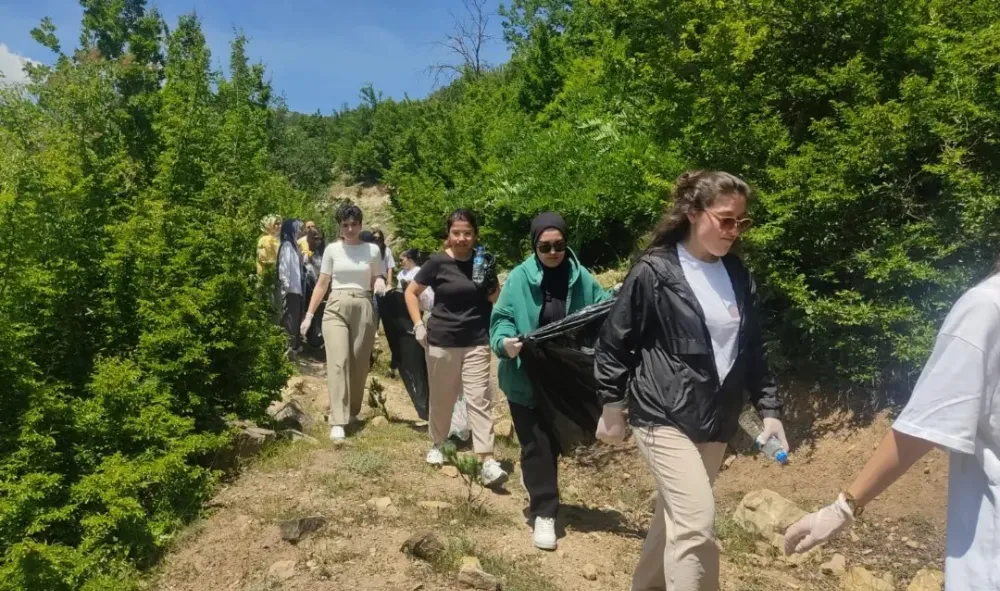 Gençlerden Örnek Davranış: Çoruh Yurdu Ailesi, KYK Ormanlarında Çevre Temizliği Yaptı