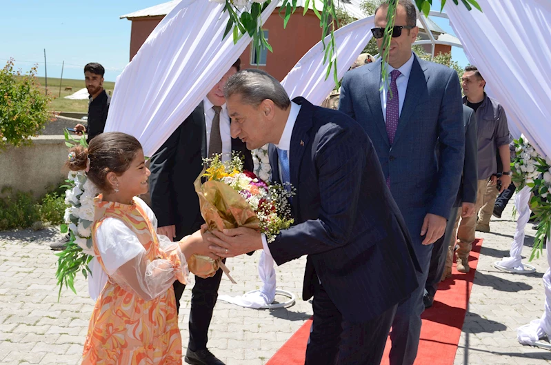 Köy okulunda mezuniyet coşkusuna Bitlis Valisi de ortak oldu