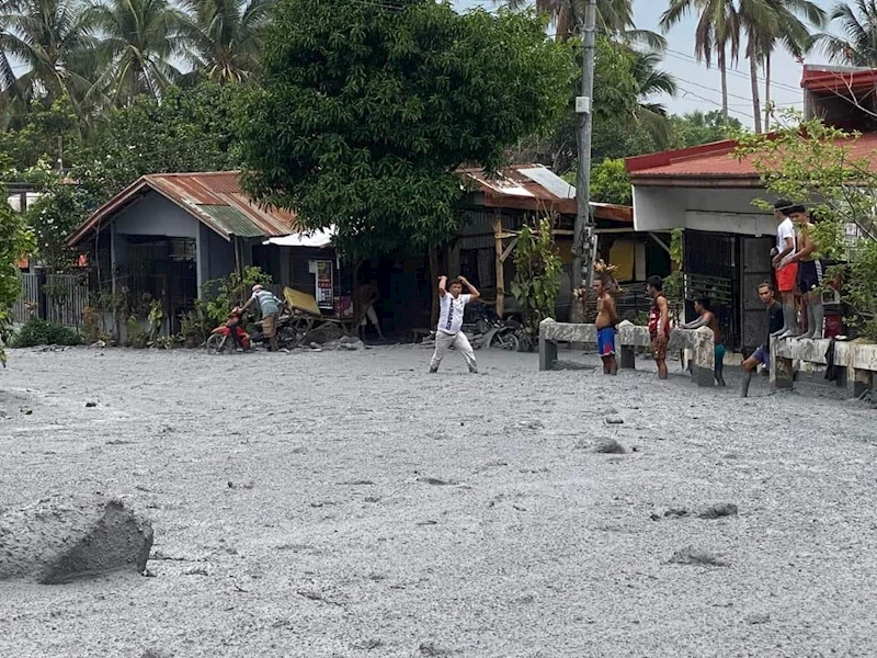 Filipinler’de volkanik patlama sonrası nehirden çamur ve kül akmaya başladı