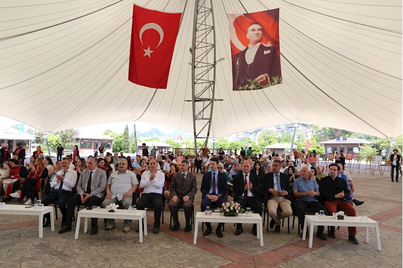 AÇÜ Arhavi Sanat ve Tasarım Fakültesinde mezuniyet heyecanı