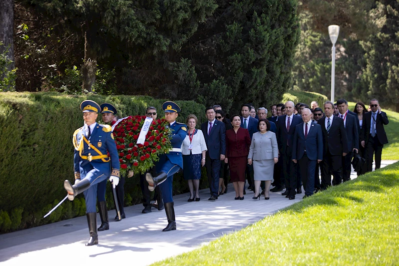 TBMM Başkanı Kurtulmuş, Haydar Aliyev’in kabrini ziyaret etti