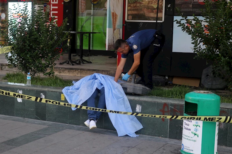 Döner ustası kaldırımda ölü bulundu