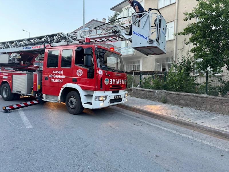 Kız arkadaşını döven ailesine sinirlenip, anne- babasıyla birlikte yaşadığı evi ateşe verdi