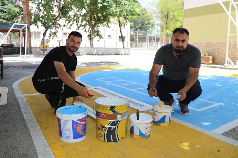 Öğretmenler özel öğrencileri için oyun parkuru oluşturdu