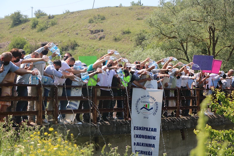 4 kentte yaşayanları mağdur eden çevre kirliliği; tepki için çaya temiz su döktüler