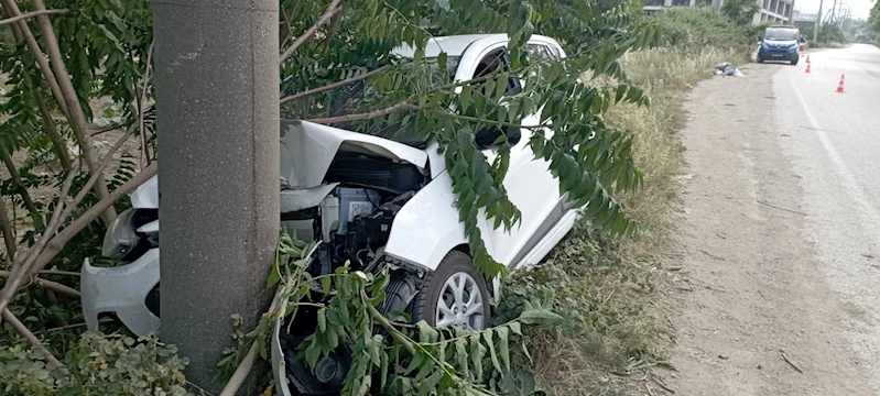 Yol kenarındaki beton direğe çarpan otomobilin sürücüsü yaralandı