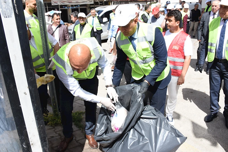 Kırıkkale Belediye Başkanı Önal, park ve bahçelerde çöp topladı