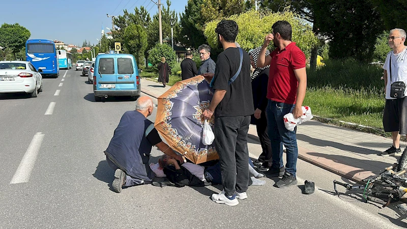 Motosikletin çarpması ile ağır yaralanan bisikletliyi güneşten şemsiye tutarak korudular