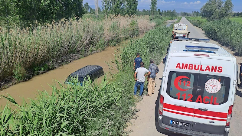 Suya gömülen otomobilden kendi çıktı