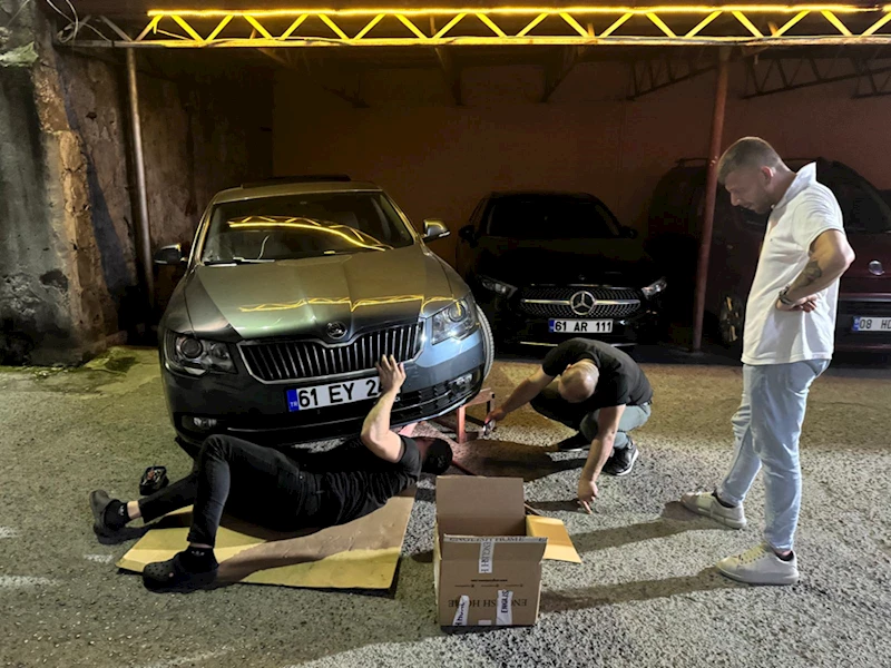 Otomobilin motor kısmında dünyaya gelen kediler 12 saatlik çalışmayla kurtarıldı