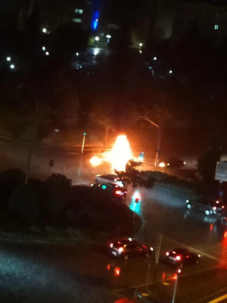 Yıldırım isabet eden motosiklet alev topuna döndü, sürücünün yaralandığı olay anı kamerada