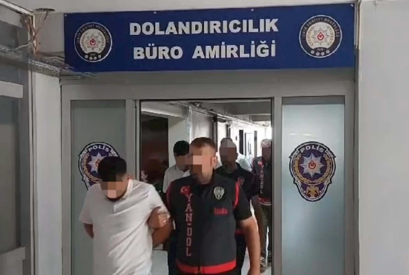 Kendilerini polis- savcı diye tanıtıp bir vatandaşı 350 bin TL dolandıran 3 şüpheli kamerada