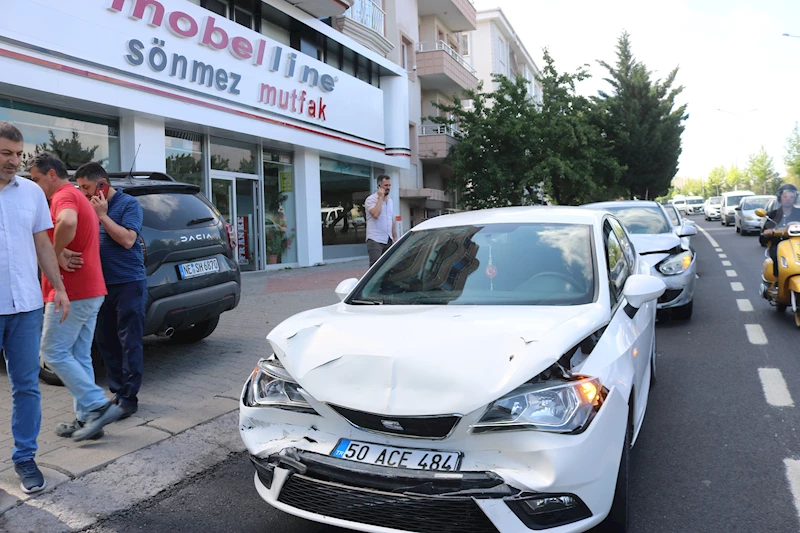 Sınava gidenlerin içinde bulunduğu 3 araç zincirleme kaza yaptı; öğrencileri polis yetiştirdi