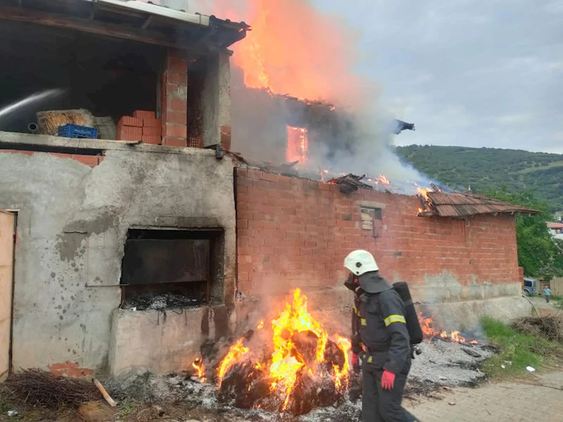 Salamura yapımı için yakılan ateşin sıçradığı ev yandı