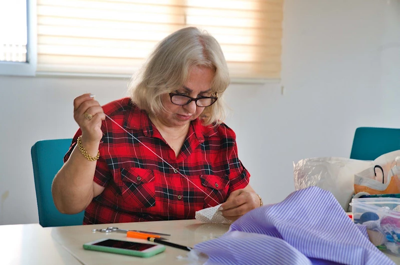 Evlerindeki atık kumaşları dönüştürerek yeni ürünler ortaya çıkarıyorlar