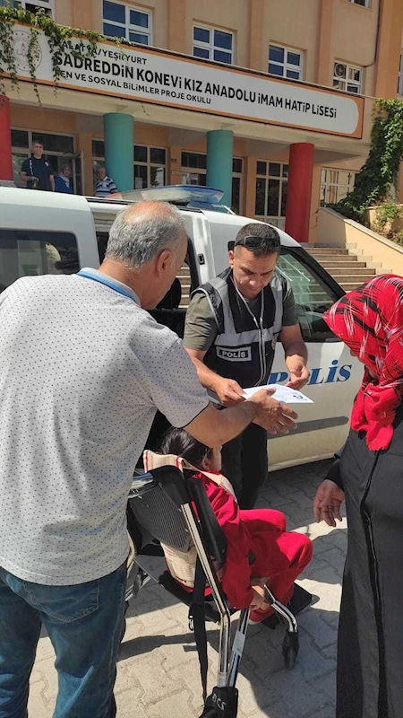 Engelli öğrenciyi polis sınava yetiştirdi