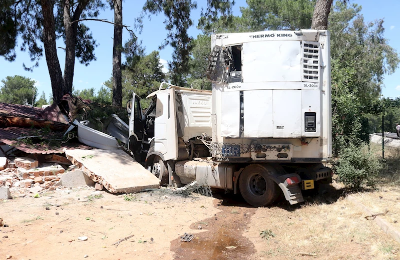 TIR balık üretim tesisi lojmanının odunluğuna girdi: 1 yaralı