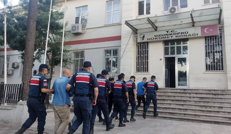 Edirne’de aranması olan 4 şüpheli sınırda yakalandı 