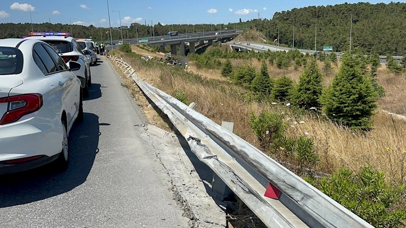 İstanbul - Kuzey Marmara Otoyolu’nda bariyerleri aşan kamyon şarampole devrildi: 2 yaralı