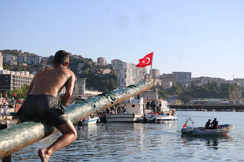 Denizcilik ve Kabotaj Bayramı etkinliğinde yağlı direkte kazanan olmadı