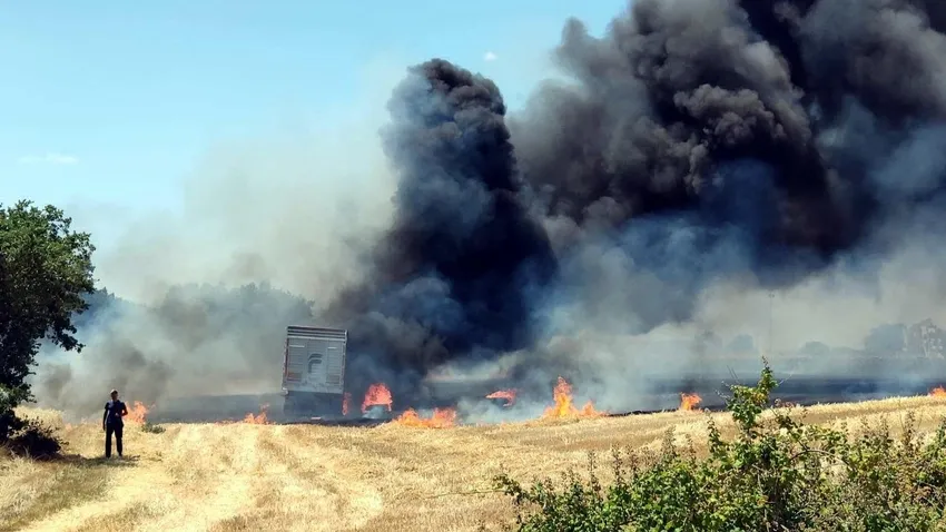 Buğday yüklü TIR alev aldı; 10 dekar tarım alanı zarar gördü