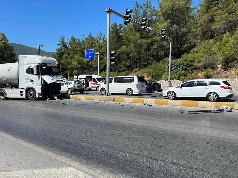 Bodrum’da kavşakta ışık ihlali yapan TIR, otomobile çarptı; 1 ölü, 1 yaralı