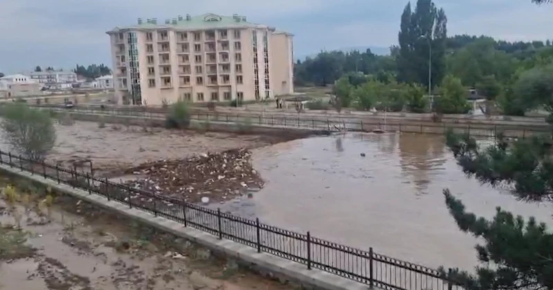 Oltu’da sel suları köprü yıktı, evleri su bastı (2)