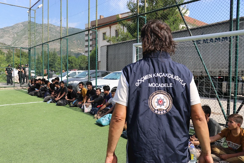 Alüminyum yüklü TIR’ın dorsesinden 23 kaçak göçmen çıktı 