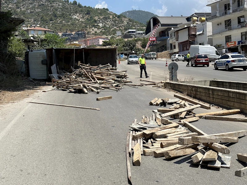 Devrilen kamyonetteki demir ve kalaslar yola saçıldı