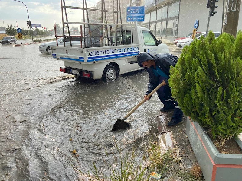 Osmaniye’de sağanak etkili oldu; yollar göle döndü, rögarlar tıkandı 