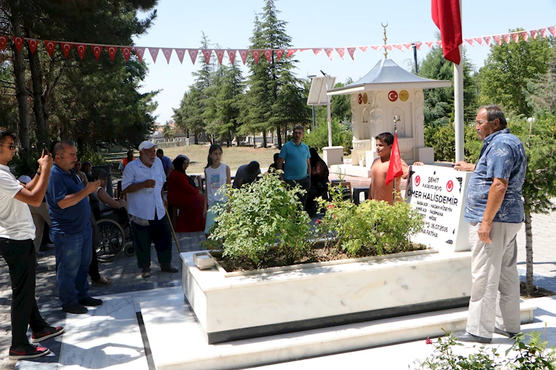 Ömer Halisdemir’in kabrine ziyaretçi akını