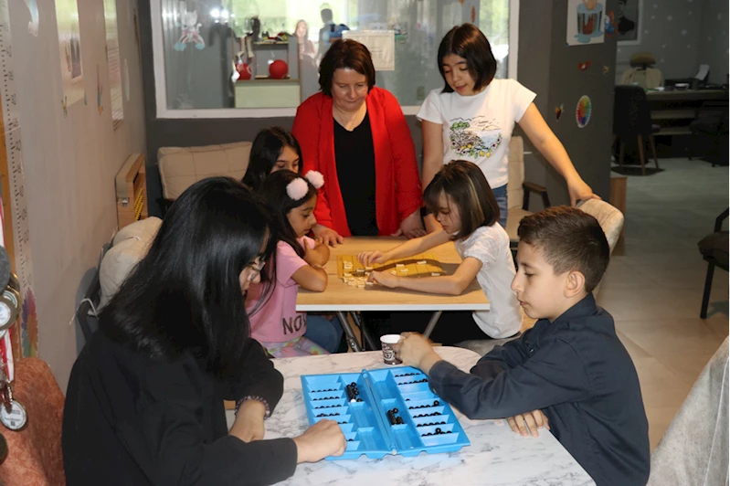 Geleneksel Türk zeka oyunlarını gelecek nesillere aktarmaya çalışıyor