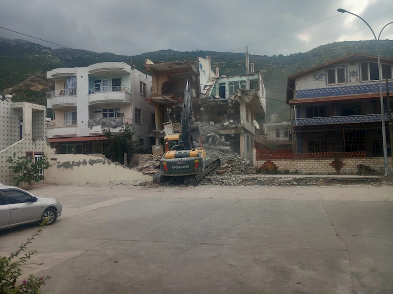 Hatay’da hasarlı binaların yıkımı sürüyor 