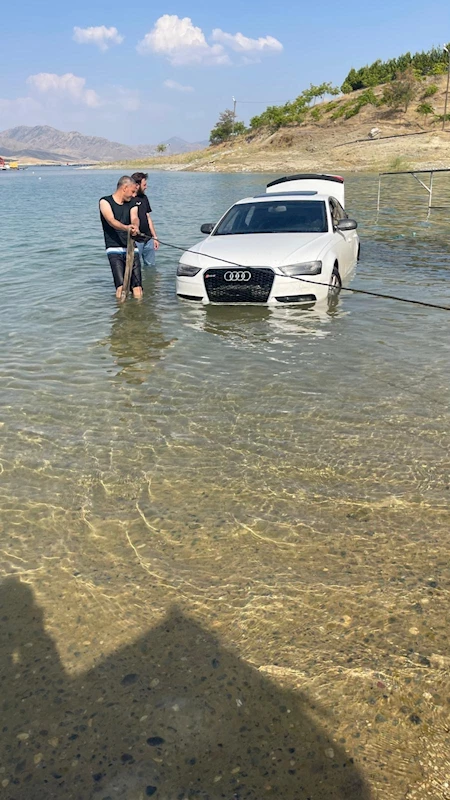 Feribot beklerken freni boşalan otomobil, biniş rampasından göle düştü