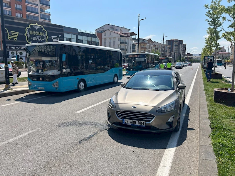 Kızıyla birlikte karşıya geçerken otomobilin çarptığı kadın, ağır yaralandı