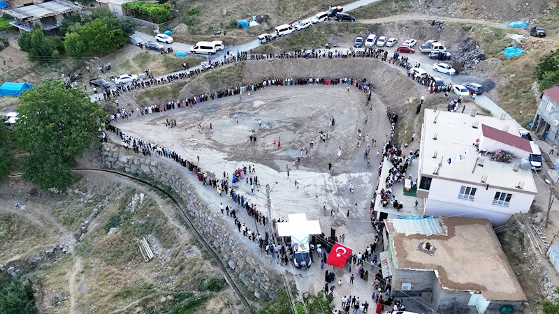 Aşiret düğününde 2 milyon liralık takı ve altın takıldı, metrelerce uzanan halay zinciri dronla görüntülendi