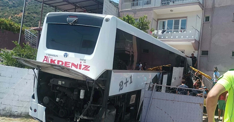 Yolcu otobüsünün eve çarptığı kaza kamerada: 1 ölü, 15 yaralı