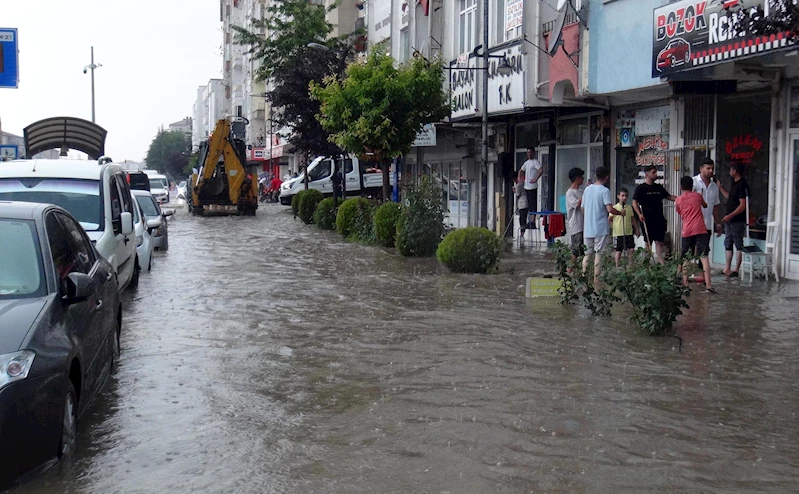 Yozgat’ta şiddetli yağmur caddeleri göle çevirdi