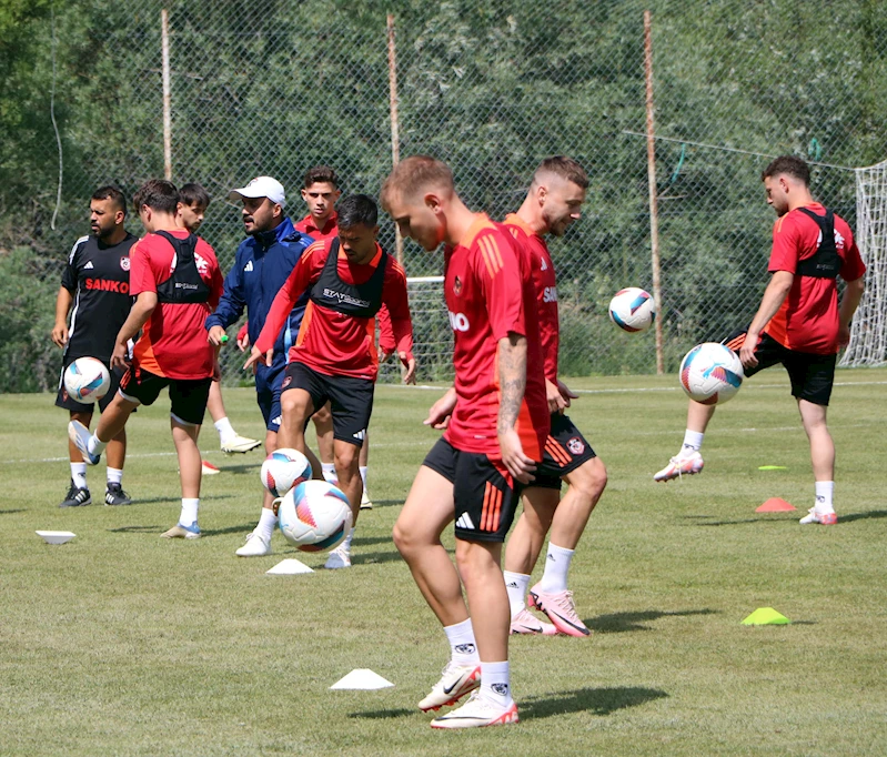 Gaziantep FK, sabah antrenmanında top ve istasyon çalışması yaptı