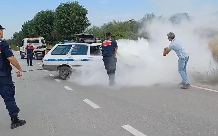 Kaza sonrası otomobil yanmaya başladı, jandarma söndürdü