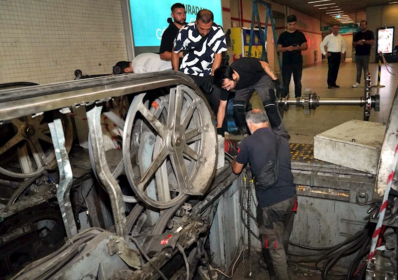 Metronun yürüyen merdivenlerinde bakım çalışması