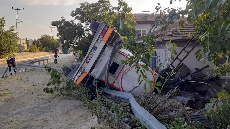 Tanker evlerine çarptı; bomba patlaması ya da deprem olduğunu sandılar