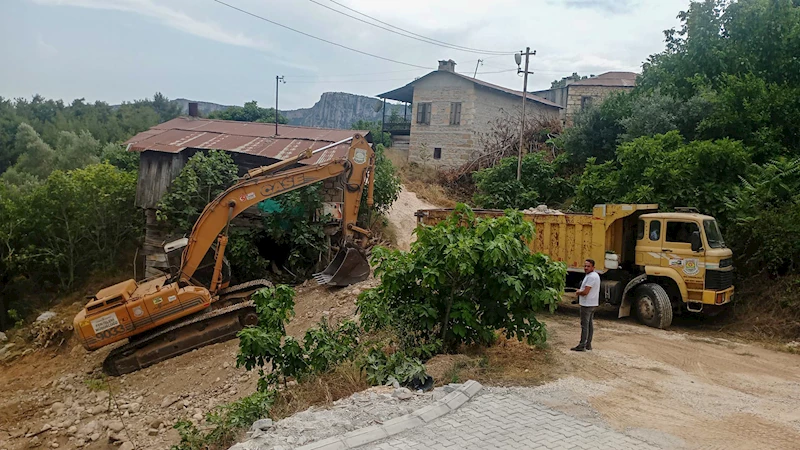 Tarsus’un kırsal mahallelerinde yol açma çalışmaları sürüyor