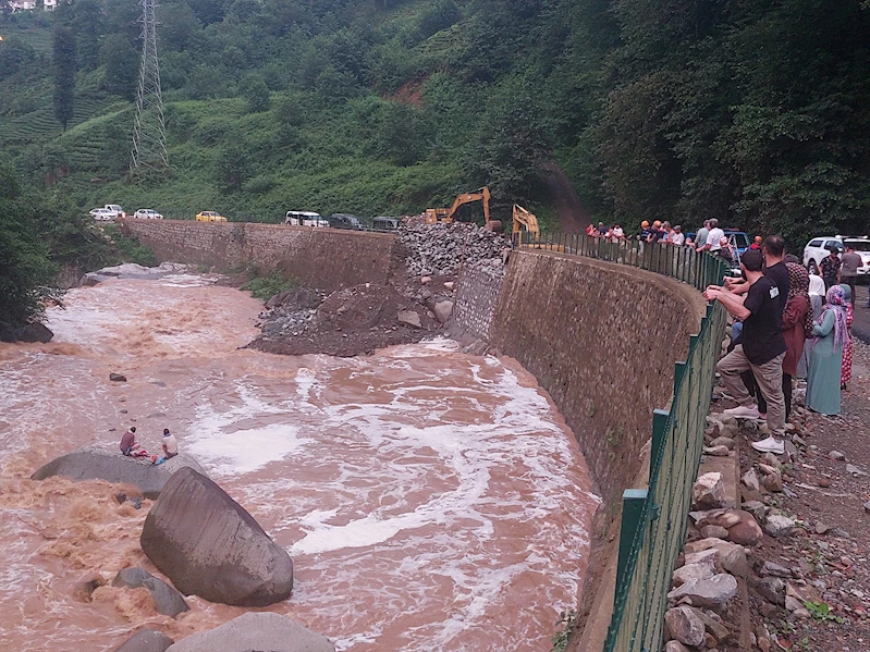 Piknik yaptıkları derede mahsur kalan 2 arkadaş beton pompasıyla kurtarıldı 