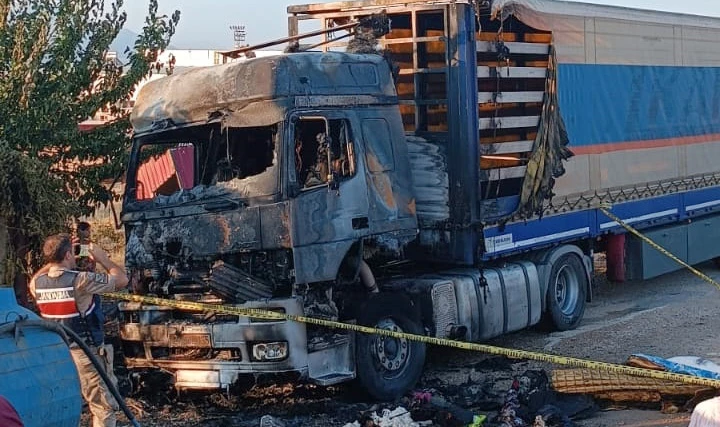 Gaziantep’te park halindeki 2 TIR yandı