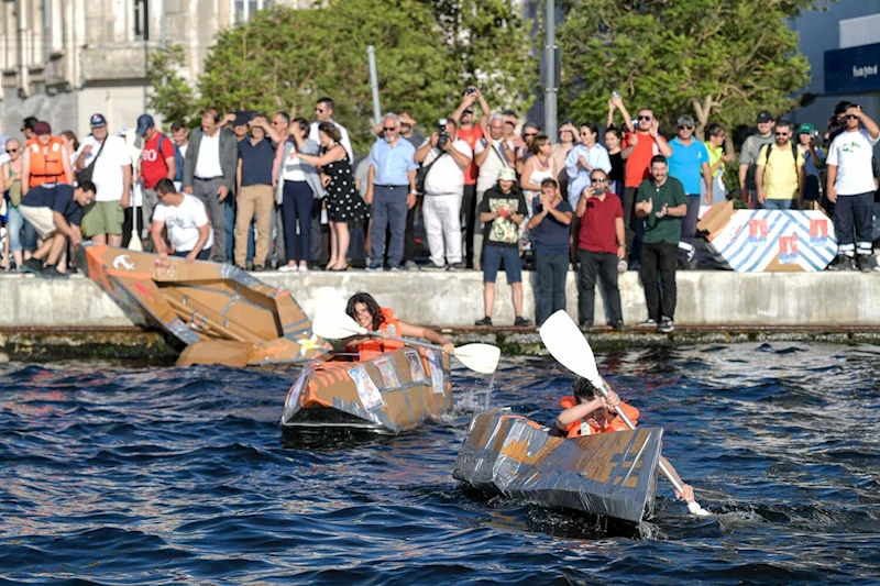 Karton tekneler İzmir Körfezi