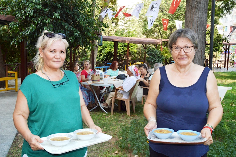 Sanatçılara aşure ikramı