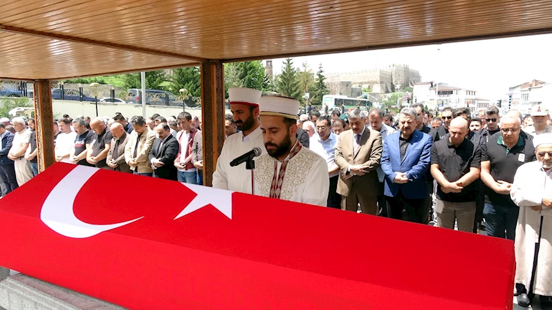 Kazada ölen komiser eşinin fotoğrafına sarılıp ‘Gamzesine kurban olduğum’ diyerek gözyaşı döktü