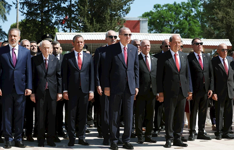 Cumhurbaşkanı Erdoğan, Lefkoşa Atatürk Anıtı’na çelenk koydu 